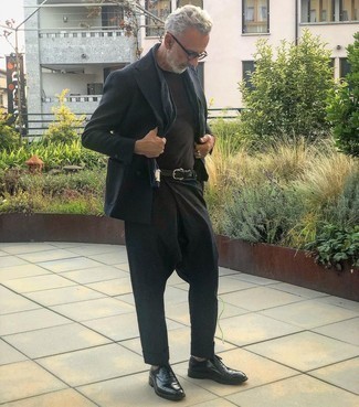 Schwarze Leder Oxford Schuhe kombinieren – 490 Sommer Herren Outfits: Kombinieren Sie einen dunkelblauen Anzug mit einem schwarzen T-Shirt mit einem Rundhalsausschnitt für einen für die Arbeit geeigneten Look. Schwarze Leder Oxford Schuhe bringen Eleganz zu einem ansonsten schlichten Look. Dieses Outfit ist ein perfektes Sommer-Outfit.