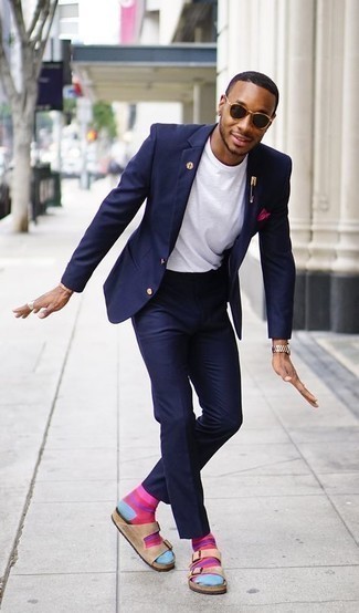 Rosa Einstecktuch kombinieren – 201 Herren Outfits: Kombinieren Sie einen dunkelblauen Anzug mit einem rosa Einstecktuch für ein großartiges Wochenend-Outfit. Suchen Sie nach leichtem Schuhwerk? Vervollständigen Sie Ihr Outfit mit hellbeige Wildledersandalen für den Tag.