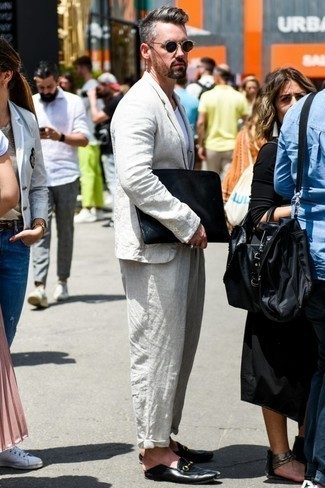 30 Jährige: Wie Slipper mit Anzuges zu kombinieren – 4 Herren Outfits heiß Wetter: Tragen Sie einen Anzug und ein weißes T-Shirt mit einem Rundhalsausschnitt, um einen eleganten, aber nicht zu festlichen Look zu kreieren. Machen Sie Ihr Outfit mit Slippern eleganter.