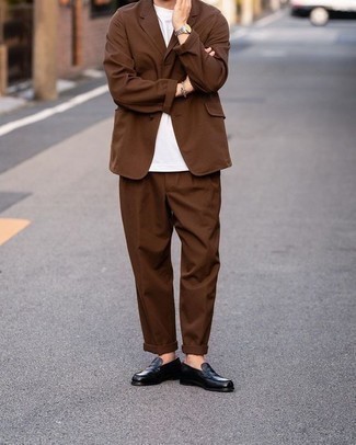 Welche Slipper mit braunen Anzuges zu tragen – 51 Smart-Casual Herren Outfits: Kombinieren Sie einen braunen Anzug mit einem weißen T-Shirt mit einem Rundhalsausschnitt für einen für die Arbeit geeigneten Look. Fühlen Sie sich ideenreich? Ergänzen Sie Ihr Outfit mit Slippern.