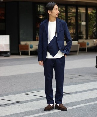 Wie dunkelblauen Anzug mit brauner Wildleder Slipper zu kombinieren – 17 Smart-Casual Herren Outfits: Die Kombination aus einem dunkelblauen Anzug und einem weißen T-Shirt mit einem Rundhalsausschnitt eignet sich hervorragend zum Ausgehen oder für modisch-lässige Anlässe. Fühlen Sie sich ideenreich? Wählen Sie braunen Wildleder Slipper.