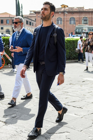 30 Jährige: Schwarzen Leder Rucksack kombinieren – 149 Herren Outfits: Kombinieren Sie einen dunkelblauen Anzug mit einem schwarzen Leder Rucksack, um einen lockeren, aber dennoch stylischen Look zu erhalten. Schwarze Leder Slipper putzen umgehend selbst den bequemsten Look heraus.