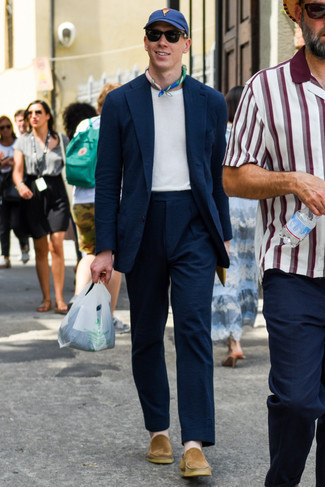20 Jährige: Beige Slipper kombinieren – 71 Sommer Herren Outfits: Kombinieren Sie einen dunkelblauen Anzug mit einem weißen T-Shirt mit einem Rundhalsausschnitt für Drinks nach der Arbeit. Heben Sie dieses Ensemble mit beige Slippern hervor. Ein stylischer Sommer-Look.