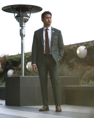 Weißes bedrucktes Einstecktuch kombinieren – 172 Smart-Casual Herren Outfits: Kombinieren Sie einen dunkelgrünen Anzug mit einem weißen bedruckten Einstecktuch für ein sonntägliches Mittagessen mit Freunden. Entscheiden Sie sich für braunen Leder Slipper, um Ihr Modebewusstsein zu zeigen.