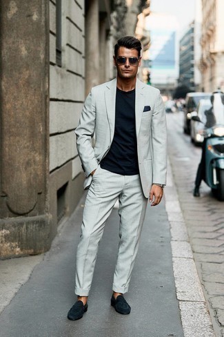 Blaues Einstecktuch kombinieren – 500+ Sommer Herren Outfits: Kombinieren Sie einen grauen Anzug mit einem blauen Einstecktuch für ein Alltagsoutfit, das Charakter und Persönlichkeit ausstrahlt. Fühlen Sie sich ideenreich? Wählen Sie dunkelblauen Wildleder Slipper. Ein schöner Sommer-Look.
