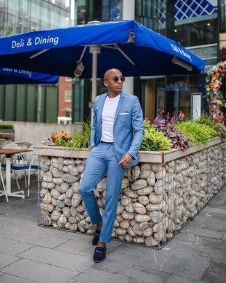 Weißes Einstecktuch kombinieren – 500+ Smart-Casual Sommer Herren Outfits: Kombinieren Sie einen hellblauen Anzug mit einem weißen Einstecktuch für einen bequemen Alltags-Look. Fühlen Sie sich mutig? Entscheiden Sie sich für dunkelblauen Wildleder Slipper. Das Outfit ist ja mega für den Sommer.