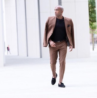Wie Anzug mit Slipper zu kombinieren – 306 Smart-Casual Sommer Herren Outfits: Kombinieren Sie einen Anzug mit einem schwarzen T-Shirt mit einem Rundhalsausschnitt, um einen modischen Freizeitlook zu kreieren. Fühlen Sie sich ideenreich? Vervollständigen Sie Ihr Outfit mit Slippern. So einfach kann ein trendiger Sommer-Look sein.