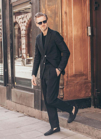 Anzug kombinieren – 500+ Smart-Casual Herren Outfits: Kombinieren Sie einen Anzug mit einem schwarzen T-Shirt mit einem Rundhalsausschnitt für Drinks nach der Arbeit. Fühlen Sie sich mutig? Entscheiden Sie sich für schwarzen geflochtenen Wildleder Slipper.