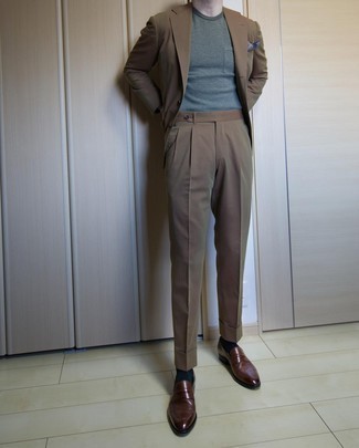 Rotbraune Leder Slipper kombinieren – 500+ Herren Outfits: Kombinieren Sie einen braunen Anzug mit einem olivgrünen T-Shirt mit einem Rundhalsausschnitt für einen für die Arbeit geeigneten Look. Heben Sie dieses Ensemble mit rotbraunen Leder Slippern hervor.