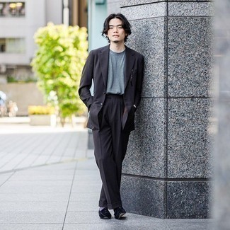 Dunkelbraunen Anzug kombinieren – 972+ Herren Outfits: Kombinieren Sie einen dunkelbraunen Anzug mit einem grauen T-Shirt mit einem Rundhalsausschnitt, wenn Sie einen gepflegten und stylischen Look wollen. Fühlen Sie sich mutig? Vervollständigen Sie Ihr Outfit mit schwarzen Samt Slippern mit Quasten.