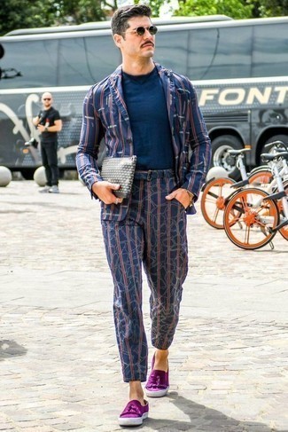 Lila Schuhe kombinieren – 122 Smart-Casual Herren Outfits: Tragen Sie einen dunkelblauen vertikal gestreiften Anzug und ein dunkelblaues T-Shirt mit einem Rundhalsausschnitt, um einen eleganten, aber nicht zu festlichen Look zu kreieren. Putzen Sie Ihr Outfit mit lila Wildleder Slippern mit Quasten.