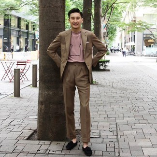 30 Jährige: Dunkelbraunen Anzug kombinieren – 500+ Herren Outfits: Tragen Sie einen dunkelbraunen Anzug und ein rosa T-Shirt mit einem Rundhalsausschnitt, um einen modischen Freizeitlook zu kreieren. Fühlen Sie sich ideenreich? Entscheiden Sie sich für schwarzen Wildleder Slipper mit Quasten.