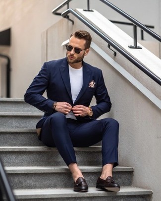 Dunkelblauen Anzug kombinieren – 1200+ Herren Outfits: Kombinieren Sie einen dunkelblauen Anzug mit einem weißen T-Shirt mit einem Rundhalsausschnitt für Ihren Bürojob. Fühlen Sie sich ideenreich? Entscheiden Sie sich für dunkelbraunen Leder Slipper mit Quasten.