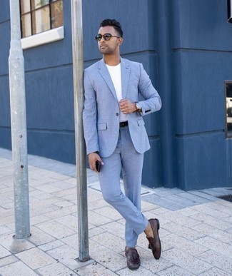 Hellblauen Anzug kombinieren – 208 Herren Outfits: Kombinieren Sie einen hellblauen Anzug mit einem weißen T-Shirt mit einem Rundhalsausschnitt, wenn Sie einen gepflegten und stylischen Look wollen. Schalten Sie Ihren Kleidungsbestienmodus an und machen dunkelbraunen Leder Slipper mit Quasten zu Ihrer Schuhwerkwahl.