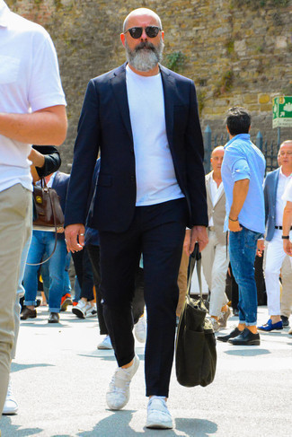 50 Jährige: Shopper Tasche kombinieren – 127 Smart-Casual Herren Outfits: Kombinieren Sie einen schwarzen Anzug mit einer Shopper Tasche für ein bequemes Outfit, das außerdem gut zusammen passt. Suchen Sie nach leichtem Schuhwerk? Vervollständigen Sie Ihr Outfit mit weißen Sportschuhen für den Tag.