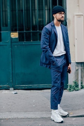 30 Jährige: Blauen vertikal gestreiften Anzug kombinieren – 62 Smart-Casual Herren Outfits: Entscheiden Sie sich für einen blauen vertikal gestreiften Anzug und ein weißes T-Shirt mit einem Rundhalsausschnitt für Ihren Bürojob. Weiße Sportschuhe leihen Originalität zu einem klassischen Look.