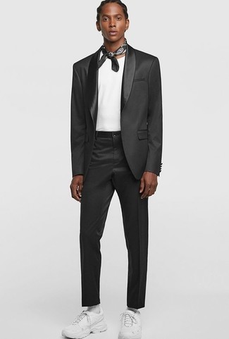 Dunkelgrauen Anzug kombinieren – 500+ Smart-Casual Herren Outfits: Tragen Sie einen dunkelgrauen Anzug und ein weißes T-Shirt mit einem Rundhalsausschnitt, um einen eleganten, aber nicht zu festlichen Look zu kreieren. Machen Sie diese Aufmachung leger mit weißen Sportschuhen.