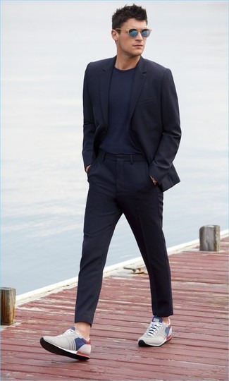 30 Jährige: Blaue Sonnenbrille kombinieren – 500+ Herren Outfits: Erwägen Sie das Tragen von einem dunkelblauen Anzug und einer blauen Sonnenbrille für einen bequemen Alltags-Look. Warum kombinieren Sie Ihr Outfit für einen legereren Auftritt nicht mal mit grauen Sportschuhen?