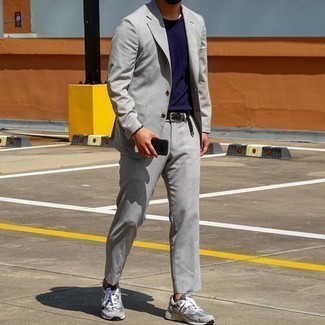 Graue Sportschuhe kombinieren – 111 Smart-Casual Herren Outfits: Kombinieren Sie einen grauen Anzug mit einem dunkelblauen T-Shirt mit einem Rundhalsausschnitt für Drinks nach der Arbeit. Fühlen Sie sich ideenreich? Ergänzen Sie Ihr Outfit mit grauen Sportschuhen.