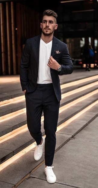 Beige bedrucktes Einstecktuch kombinieren – 161 Herren Outfits: Kombinieren Sie einen schwarzen Anzug mit einem beige bedruckten Einstecktuch, um mühelos alles zu meistern, was auch immer der Tag bringen mag. Vervollständigen Sie Ihr Look mit weißen Leder niedrigen Sneakers.