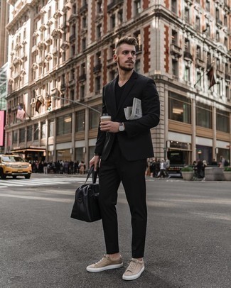 Hellbeige Leder niedrige Sneakers kombinieren – 167 Herren Outfits: Paaren Sie einen schwarzen Anzug mit einem schwarzen T-Shirt mit einem V-Ausschnitt für Ihren Bürojob. Suchen Sie nach leichtem Schuhwerk? Entscheiden Sie sich für hellbeige Leder niedrige Sneakers für den Tag.