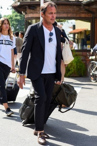 dunkelblauer Anzug, weißes T-Shirt mit einem V-Ausschnitt, braune Leder Slipper, olivgrüne Segeltuch Reisetasche für Herren