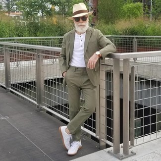 50 Jährige: Weiße Sneakersocken kombinieren – 3 Smart-Casual Herren Outfits: Kombinieren Sie einen olivgrünen Anzug mit weißen Sneakersocken, um mühelos alles zu meistern, was auch immer der Tag bringen mag. Weiße Segeltuch niedrige Sneakers sind eine perfekte Wahl, um dieses Outfit zu vervollständigen.