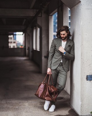 Braune Sporttasche kombinieren – 182 Herren Outfits: Kombinieren Sie einen olivgrünen Anzug mit einer braunen Sporttasche für ein Alltagsoutfit, das Charakter und Persönlichkeit ausstrahlt. Weiße Segeltuch niedrige Sneakers sind eine gute Wahl, um dieses Outfit zu vervollständigen.