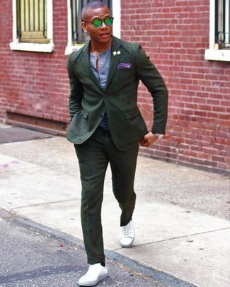 20 Jährige: Dunkelgrünen Anzug kombinieren – 22 Smart-Casual Herren Outfits: Kombinieren Sie einen dunkelgrünen Anzug mit einem hellblauen T-shirt mit einer Knopfleiste für Ihren Bürojob. Fühlen Sie sich ideenreich? Komplettieren Sie Ihr Outfit mit weißen Segeltuch niedrigen Sneakers.