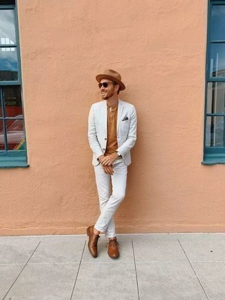 Hellbeige Wollhut kombinieren – 404 Herren Outfits: Erwägen Sie das Tragen von einem weißen Anzug und einem hellbeige Wollhut, um einen lockeren, aber dennoch stylischen Look zu erhalten. Braune Leder Oxford Schuhe sind eine einfache Möglichkeit, Ihren Look aufzuwerten.