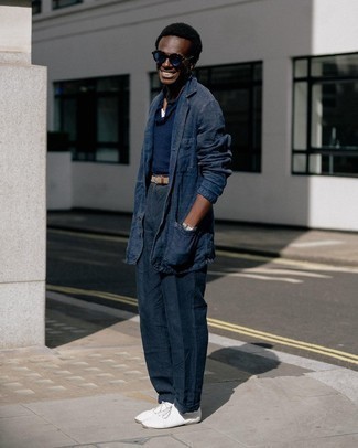 30 Jährige: Dunkelblaue Sonnenbrille kombinieren – 500+ Herren Outfits: Vereinigen Sie einen dunkelblauen Anzug mit einer dunkelblauen Sonnenbrille für ein Alltagsoutfit, das Charakter und Persönlichkeit ausstrahlt. Ergänzen Sie Ihr Outfit mit weißen Segeltuch Oxford Schuhen, um Ihr Modebewusstsein zu zeigen.