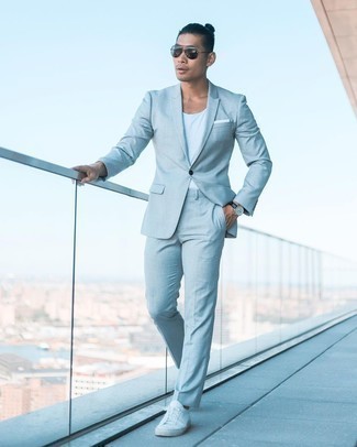 Weißes Trägershirt kombinieren – 500+ Herren Outfits: Kombinieren Sie ein weißes Trägershirt mit einem hellblauen Anzug für Ihren Bürojob. Fühlen Sie sich ideenreich? Komplettieren Sie Ihr Outfit mit weißen Segeltuch niedrigen Sneakers.