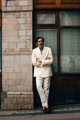 Dunkelbraune Leder Slipper kombinieren – 500+ Herren Outfits: Tragen Sie einen hellbeige Anzug und ein weißes Trägershirt, wenn Sie einen gepflegten und stylischen Look wollen. Dunkelbraune Leder Slipper bringen klassische Ästhetik zum Ensemble.