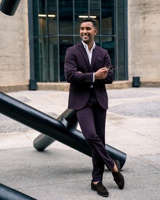 Dunkelbraune Slipper mit Quasten kombinieren – 500+ Elegante Herren Outfits: Kombinieren Sie einen violetten Anzug mit einem weißen Businesshemd für eine klassischen und verfeinerte Silhouette. Suchen Sie nach leichtem Schuhwerk? Vervollständigen Sie Ihr Outfit mit dunkelbraunen Slippern mit Quasten für den Tag.