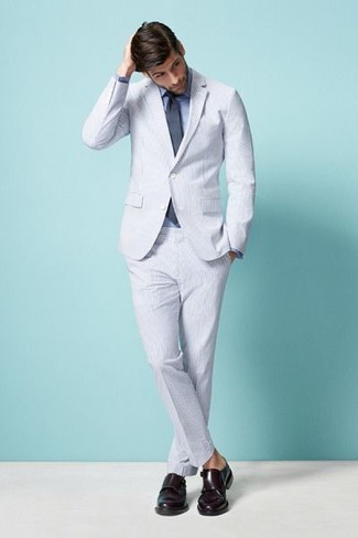 Dunkelrote Doppelmonks aus Leder kombinieren – 116 Herren Outfits: Kombinieren Sie einen weißen Anzug aus Seersucker mit einem blauen Businesshemd für eine klassischen und verfeinerte Silhouette. Wenn Sie nicht durch und durch formal auftreten möchten, ergänzen Sie Ihr Outfit mit dunkelroten Doppelmonks aus Leder.