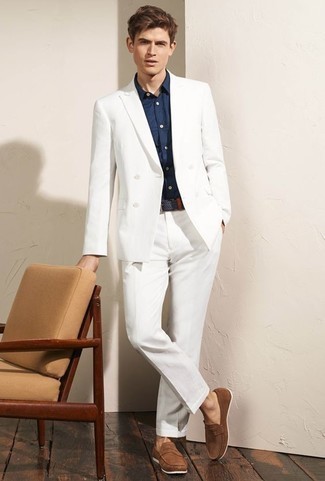 Dunkelblauen Ledergürtel kombinieren – 144 Herren Outfits: Tragen Sie einen weißen Anzug und einen dunkelblauen Ledergürtel für ein bequemes Outfit, das außerdem gut zusammen passt. Setzen Sie bei den Schuhen auf die klassische Variante mit braunen Wildleder Slippern.