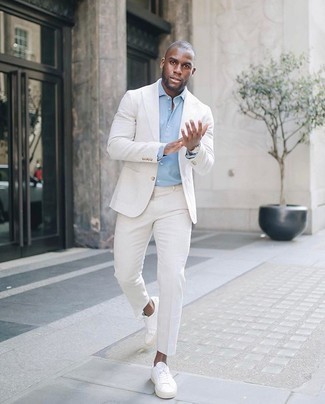 Weiße und braune Segeltuch niedrige Sneakers kombinieren – 63 Elegante Herren Outfits: Entscheiden Sie sich für einen klassischen Stil in einem weißen Anzug und einem hellblauen Businesshemd. Fühlen Sie sich mutig? Ergänzen Sie Ihr Outfit mit weißen und braunen Segeltuch niedrigen Sneakers.