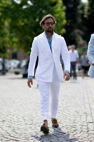 30 Jährige: Welche Slipper mit weißen Anzuges zu tragen – 45 Herren Outfits: Vereinigen Sie einen weißen Anzug mit einem hellblauen Businesshemd für einen stilvollen, eleganten Look. Slipper liefern einen wunderschönen Kontrast zu dem Rest des Looks.