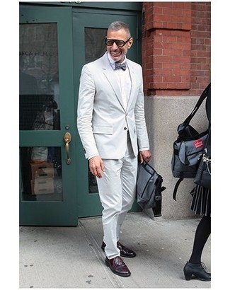 50 Jährige: Silberne Fliege kombinieren – 3 Elegante Herren Outfits: Kombinieren Sie einen weißen Anzug mit einer silbernen Fliege für ein bequemes Outfit, das außerdem gut zusammen passt. Putzen Sie Ihr Outfit mit dunkelroten Leder Derby Schuhen.