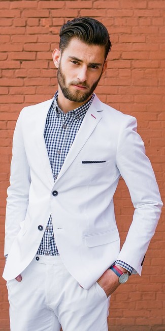 Dunkelrote Lederuhr kombinieren – 100 Herren Outfits: Kombinieren Sie einen weißen Anzug mit einer dunkelroten Lederuhr, um einen lockeren, aber dennoch stylischen Look zu erhalten.