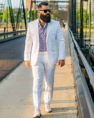 Weißen Anzug kombinieren – 155 Herren Outfits: Kombinieren Sie einen weißen Anzug mit einem violetten Kurzarmhemd mit Blumenmuster, um einen eleganten, aber nicht zu festlichen Look zu kreieren. Fühlen Sie sich mutig? Wählen Sie hellbeige Segeltuch Derby Schuhe.