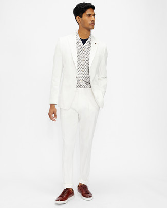 Weißen Anzug kombinieren – 155 Herren Outfits: Kombinieren Sie einen weißen Anzug mit einem weißen bedruckten Kurzarmhemd für Ihren Bürojob. Fühlen Sie sich mutig? Vervollständigen Sie Ihr Outfit mit dunkelroten Leder niedrigen Sneakers.