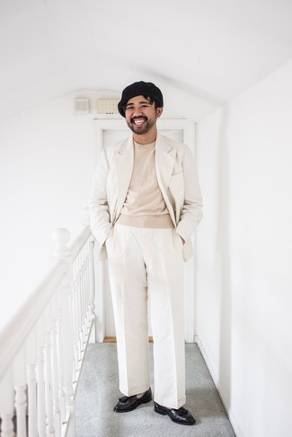 Beige Pullover kombinieren – 290 Elegante Herren Outfits: Kombinieren Sie einen beige Pullover mit einem weißen Anzug, um vor Klasse und Perfektion zu strotzen. Fühlen Sie sich mutig? Vervollständigen Sie Ihr Outfit mit dunkelbraunen Leder Slippern mit Quasten.