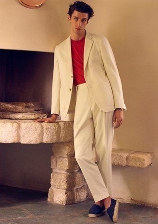 Smart-Casual warm Wetter Outfits Herren 2024: Tragen Sie einen weißen Anzug und ein rotes T-Shirt mit einem Rundhalsausschnitt, wenn Sie einen gepflegten und stylischen Look wollen. Wenn Sie nicht durch und durch formal auftreten möchten, wählen Sie dunkelblauen Segeltuch Espadrilles.