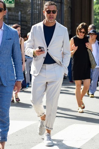 40 Jährige: Welche niedrige Sneakers mit weißen Anzuges zu tragen – 2 Smart-Casual Herren Outfits: Kombinieren Sie einen weißen Anzug mit einem weißen T-Shirt mit einem Rundhalsausschnitt für Ihren Bürojob. Niedrige Sneakers leihen Originalität zu einem klassischen Look.