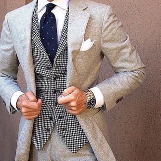 Dunkelblaue gepunktete Krawatte kombinieren – 105 Herbst Herren Outfits: Geben Sie den bestmöglichen Look ab in einem grauen Wollanzug und einer dunkelblauen gepunkteten Krawatte. Dieses Outfit ist im Herbst mehr wegzudenken.
