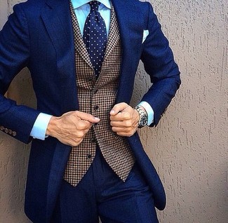 dunkelblauer Anzug, braune Wollweste mit Hahnentritt-Muster, türkises Businesshemd, dunkelblaue gepunktete Krawatte für Herren