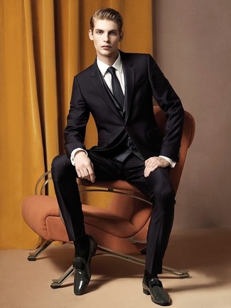 Graue Weste kombinieren – 427 Herren Outfits: Machen Sie sich mit einer grauen Weste und einem schwarzen Anzug einen verfeinerten, eleganten Stil zu Nutze. Machen Sie diese Aufmachung leger mit dunkelgrauen Leder Slippern mit Quasten.