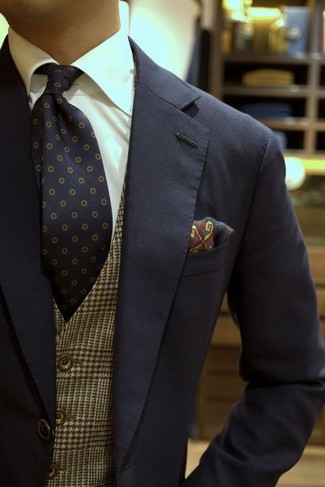 dunkelblauer Anzug, braune Weste mit Schottenmuster, weißes Businesshemd, dunkelblaue gepunktete Krawatte für Herren