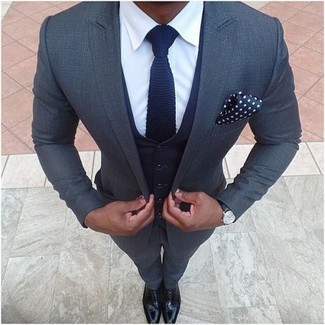 30 Jährige: Dunkelblaue Krawatte kombinieren – 500+ Herbst Herren Outfits: Entscheiden Sie sich für einen dunkelgrauen Anzug und eine dunkelblaue Krawatte für eine klassischen und verfeinerte Silhouette. Wählen Sie die legere Option mit schwarzen Leder Brogues. Nicht jedermanns Sache aber stylich und toll an Herbstabenden.